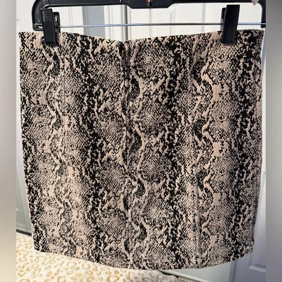 Free People Black and Cream Snake Print Mini Skirt
Size: 8 - Picture 10 of 10